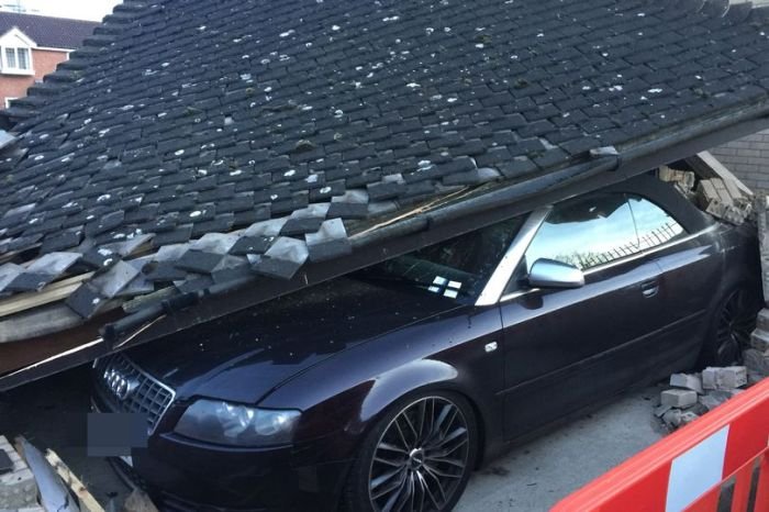 Мусоровоз обрушил на кабриолет Audi S4 крышу парковки