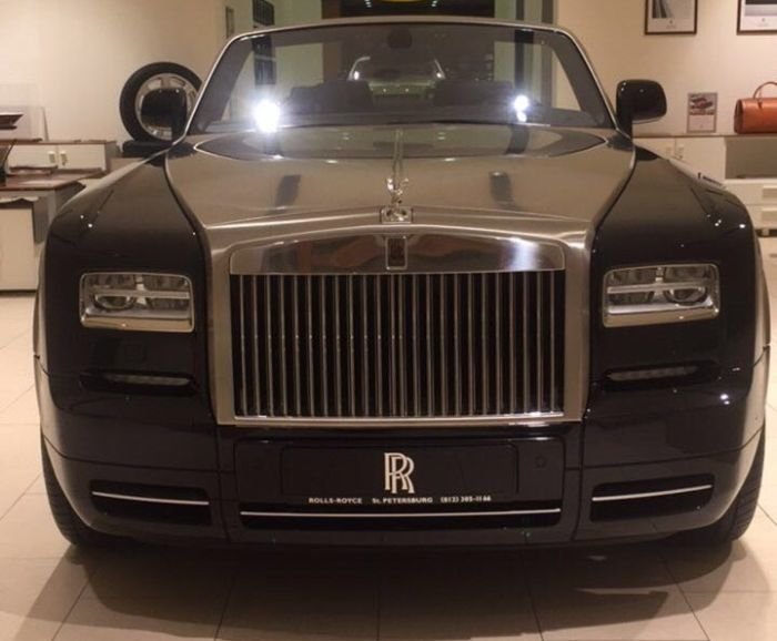 В Санкт-Петербурге мужчина со львенком купил Rolls-Royce