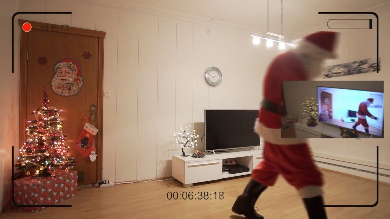 Отец снял для дочери на видео Санта-Клауса, приносящего подарки