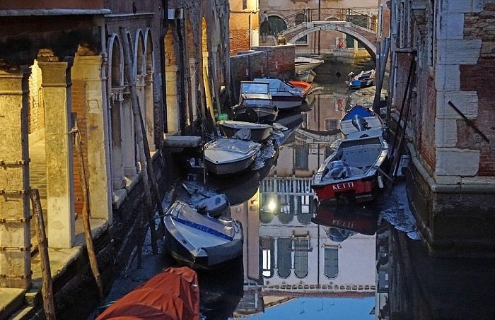 Аномалия в Венеции - знаменитые каналы остались без воды