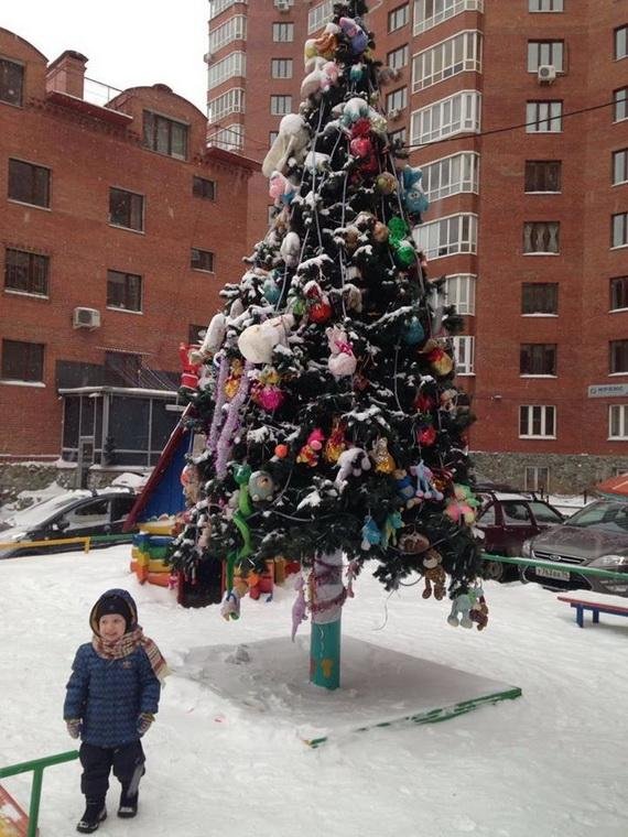 В центре Екатеринбурга елку украсили повешенными младенцами и животными