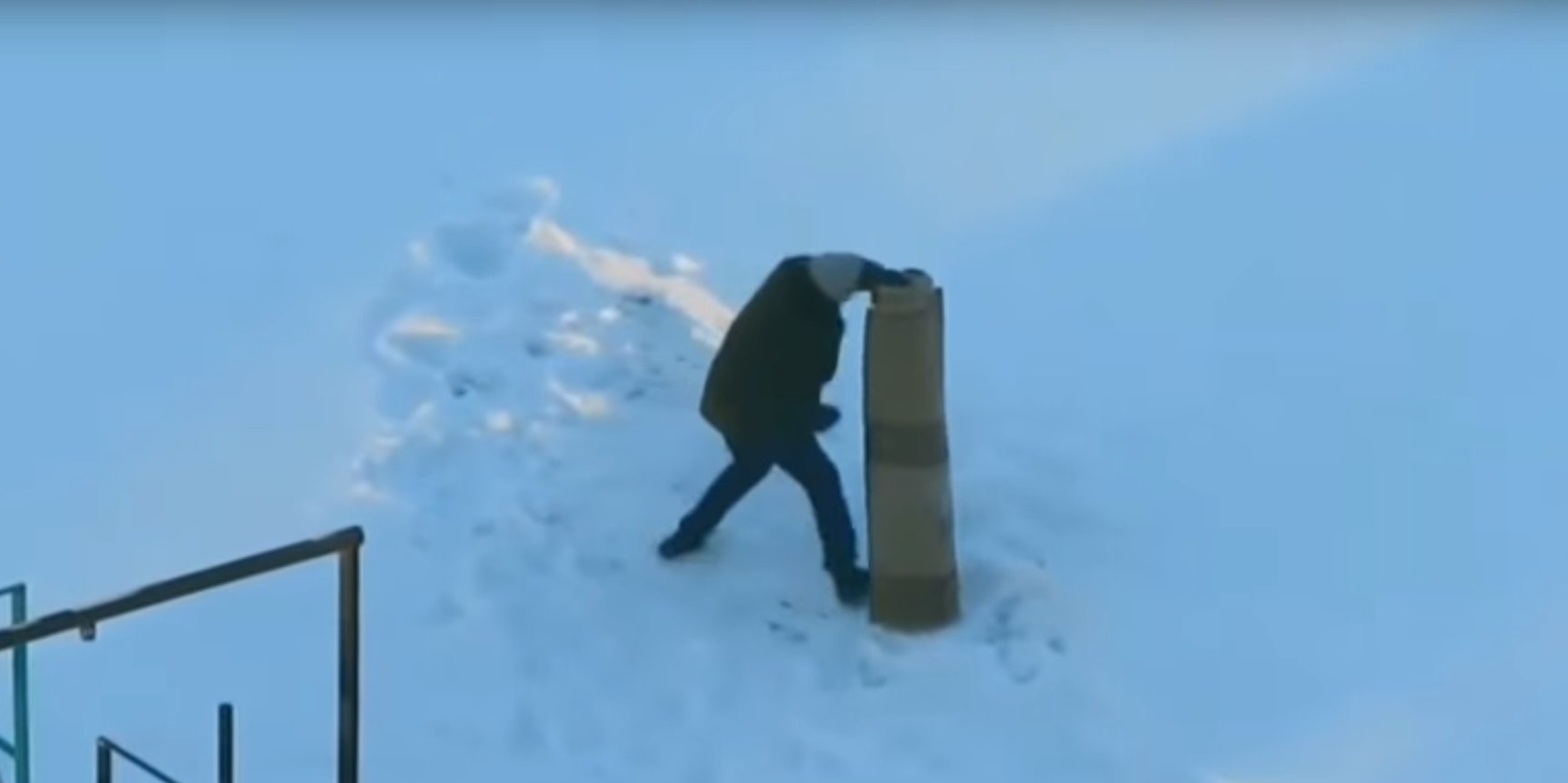 Житель Минска устроил бои без правил с ковром