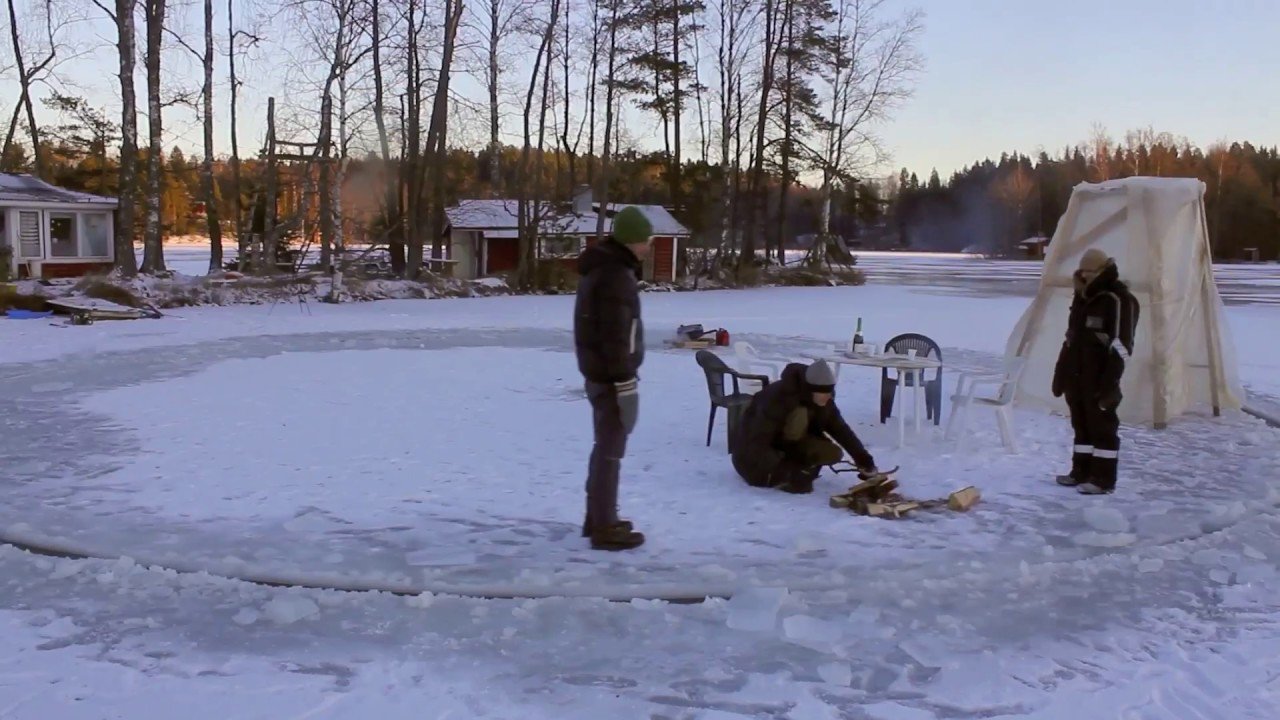 Финн janne K&#228;pylehto превратил лёд на озере в карусель