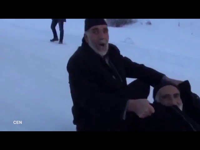 Турецкие пенсионеры прокатились с горки на тазиках после снегопада
