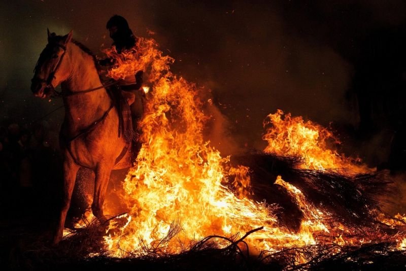 Огненные всадники на испанском фестивале "Las Luminarias"