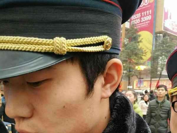 Торговка конфетами воткнула леденец Танхулу в горло полицейскому