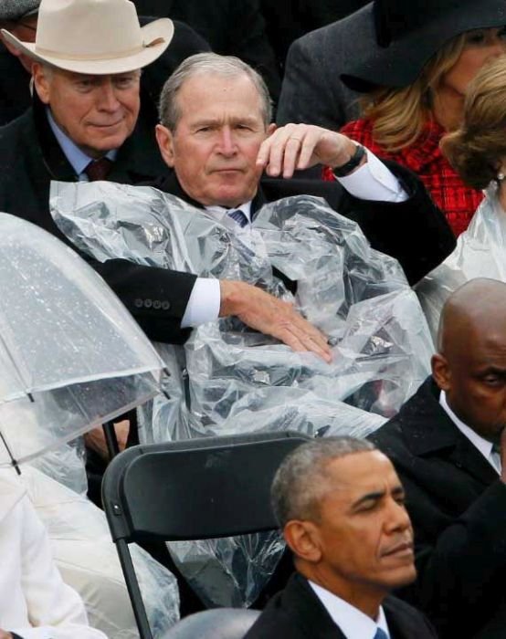 Битва Джорджа Буша-младшего с дождевиком на инаугурации Трампа