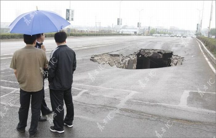 Грузовик улетел с моста, случай в Китае