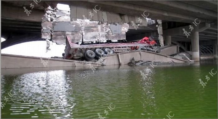 Грузовик улетел с моста, случай в Китае