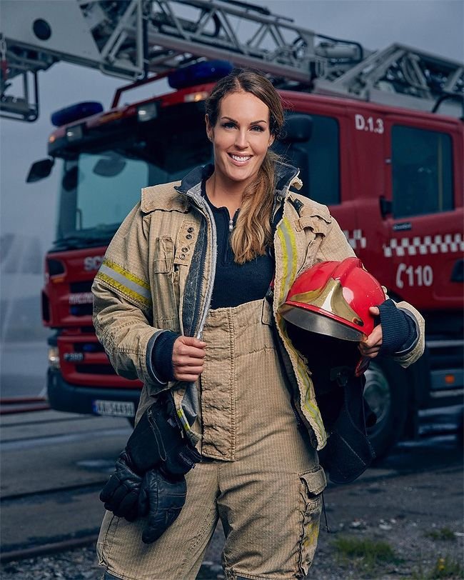 Самая сексуальная пожарная разжигает огонь в мужских сердцах