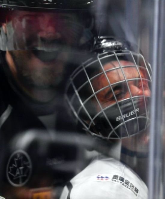 Хоккеист Крис Пронгер впечатал в ограждение Джастина Бибера