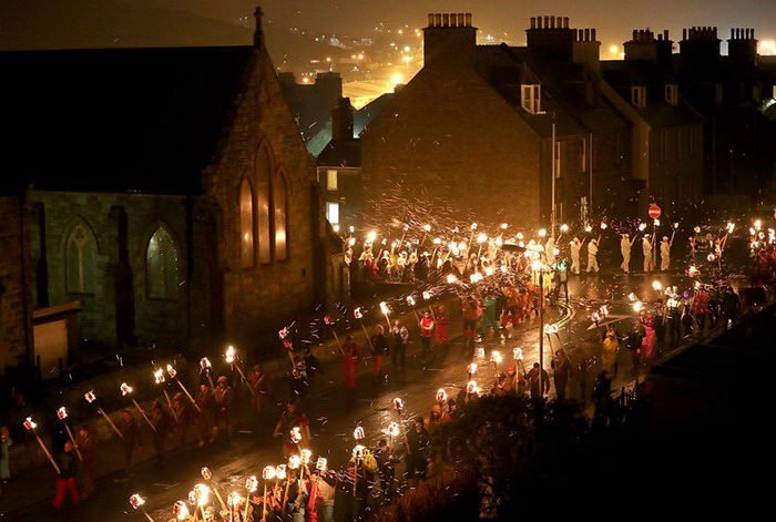 Ежегодный фестиваль викингов Up Helly Aa в Шотландии