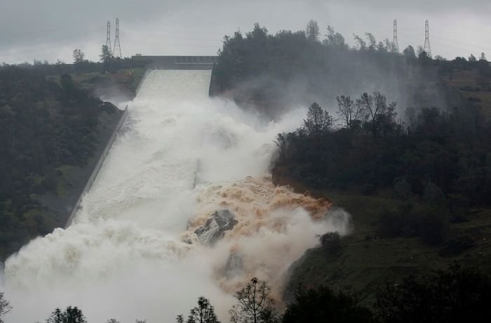 Самая большая плотина США, в Калифорнии разрушается