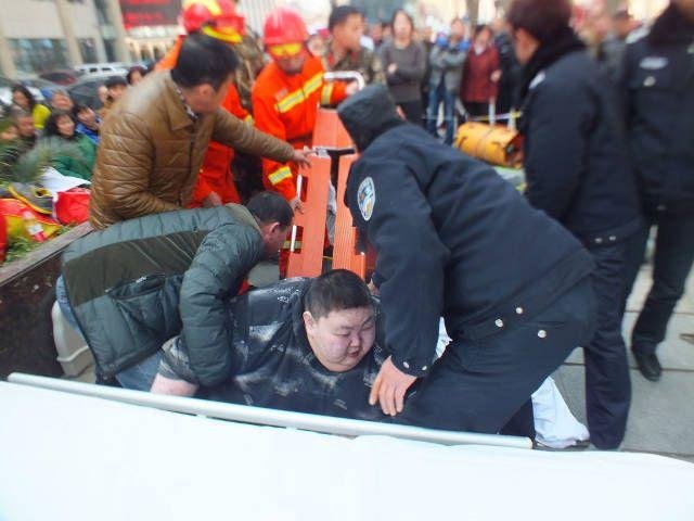 Прохожие и спасатели два часа пытались поднять упавшего на землю толстяка