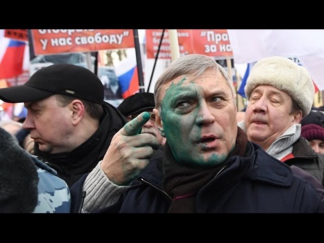 Михаила Касьянова облили зелёнкой на акции памяти Немцова в Москве