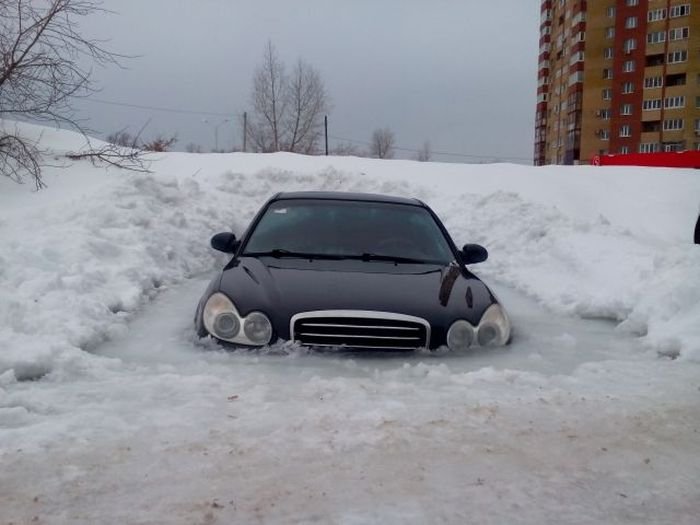В Уфе автомобиль вмерз в лед