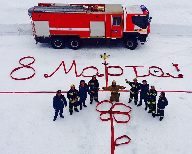 Пожарники поздравили женский коллектив с 8 Марта