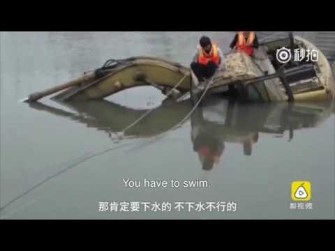 Китаец попытался переплыть реку на экскаваторе