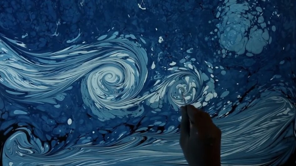Звёздная ночь Ван Гога, нарисованная на воде