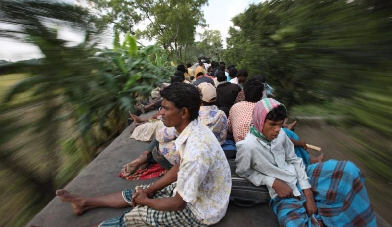 Как жители Бангладеш ездят на работу на маршрутке