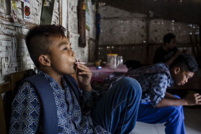 Ребятишки из Индонезии, не расстающиеся с сигаретой
