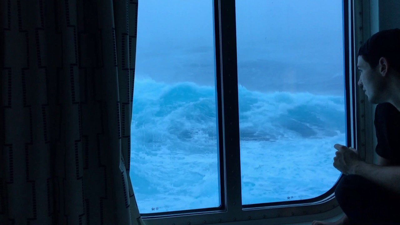 Шторм в Атлантическом океане из иллюминатора пассажирской каюты