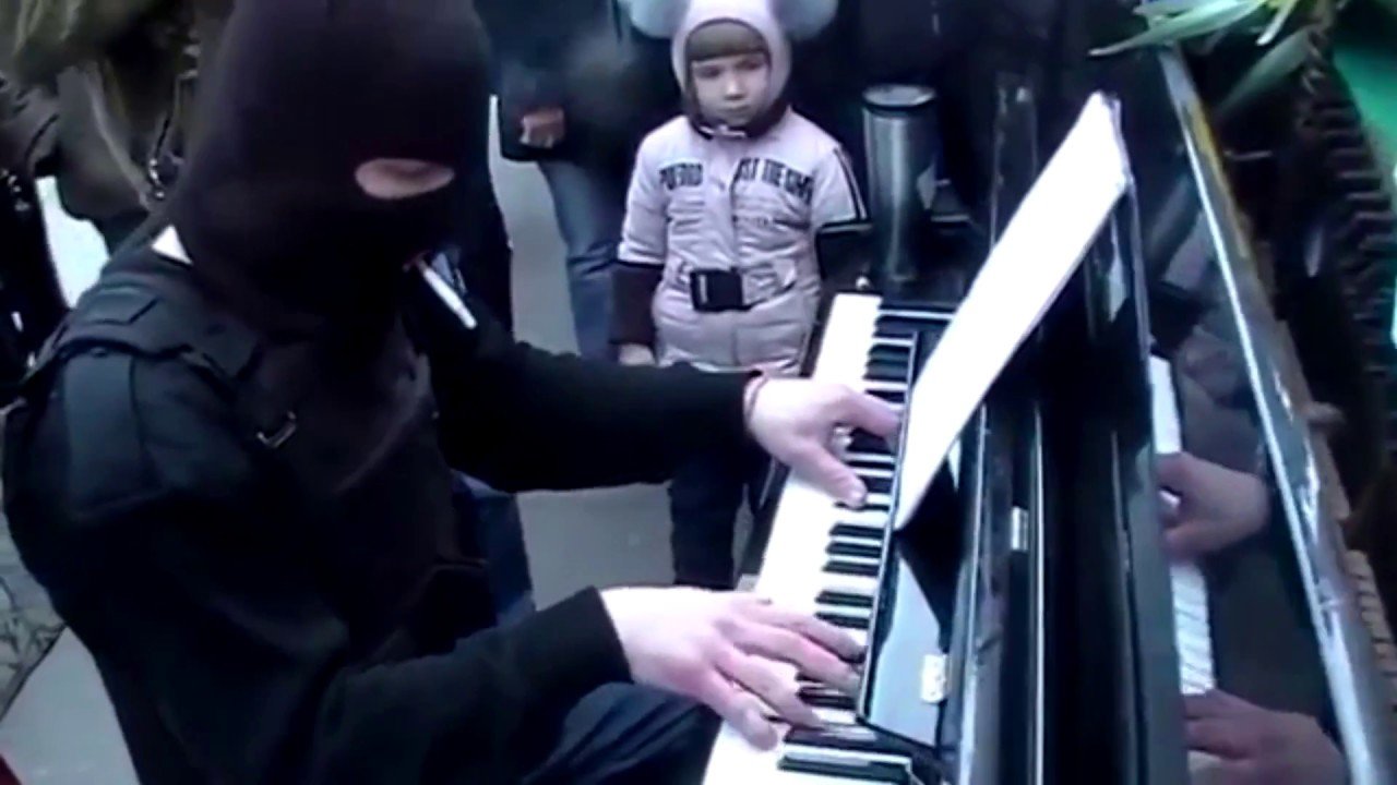 Омоновец красиво сыграл на пианино. Народ был в шоке!
