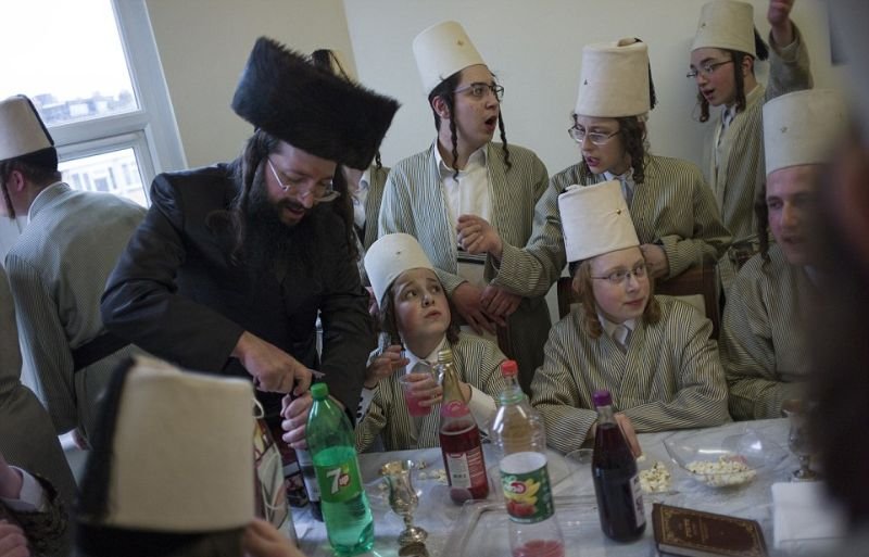 Как ортодоксальные Евреи зажигают встречая Пурим
