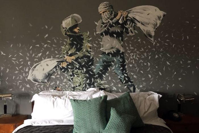 Уличный художник Бэнкси открыл гостиницу в Вифлееме