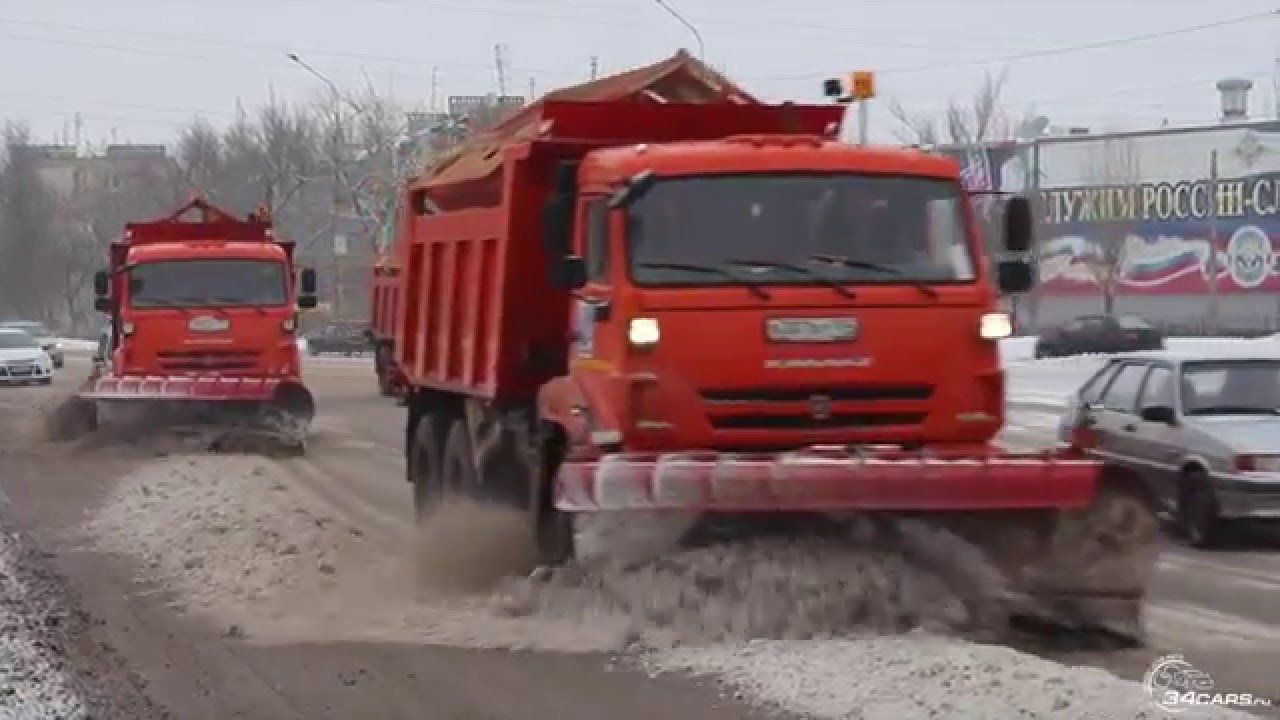 Уборка снега в Дзержинском районе Волгограда