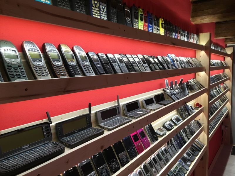 Словацкий коллекционер открыл внушительный музей старых мобильных телефонов