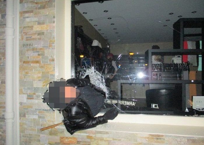 Во Франции грабитель застрял в витрине ювелирного магазина