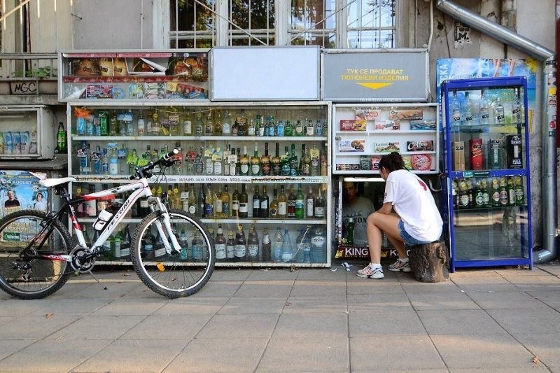 Болгарские подвальные магазинчики, в которых покупки делают на корточках