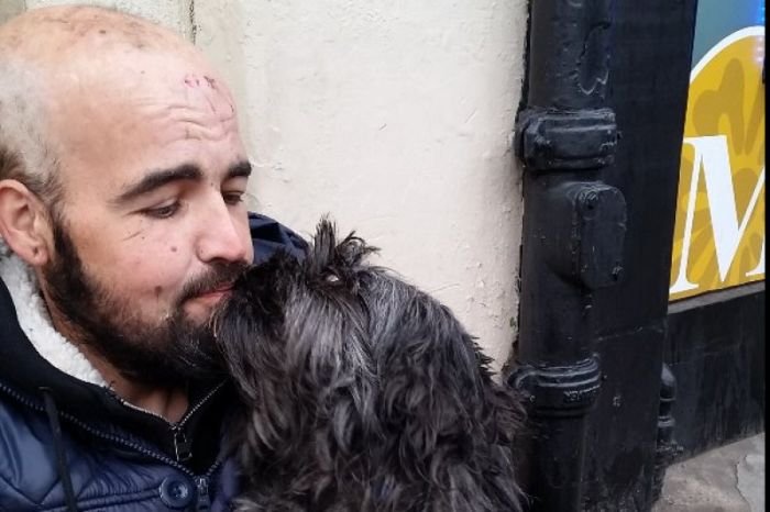 Пользователи сети пожертвовали 12 500 фунтов стерлингов бездомному мужчине и его собаке
