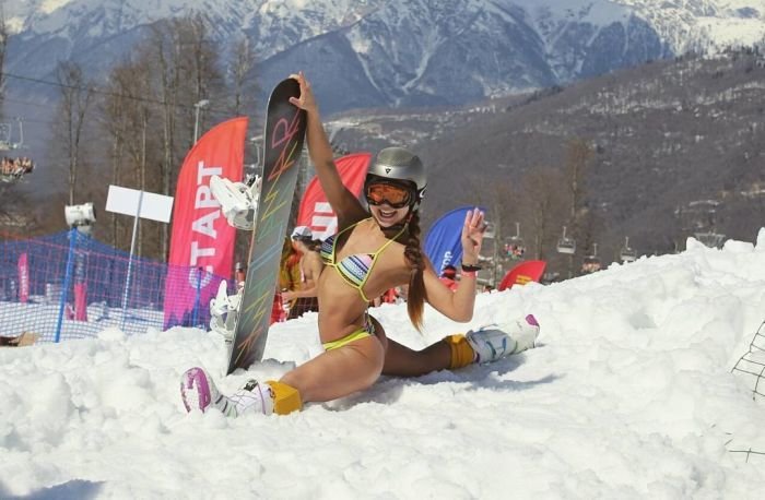 Лыжники и сноубордисты в купальниках сочинского фестиваля BoogelWoogel