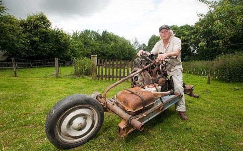 Застрявший посреди пустыни путешественник смастерил мотоцикл из разбитого авто