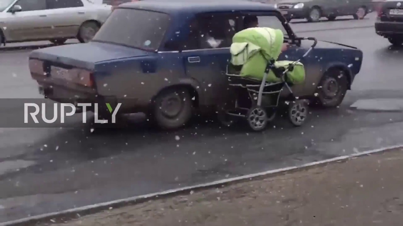 Челябинский папа выгуливает ребенка на машине