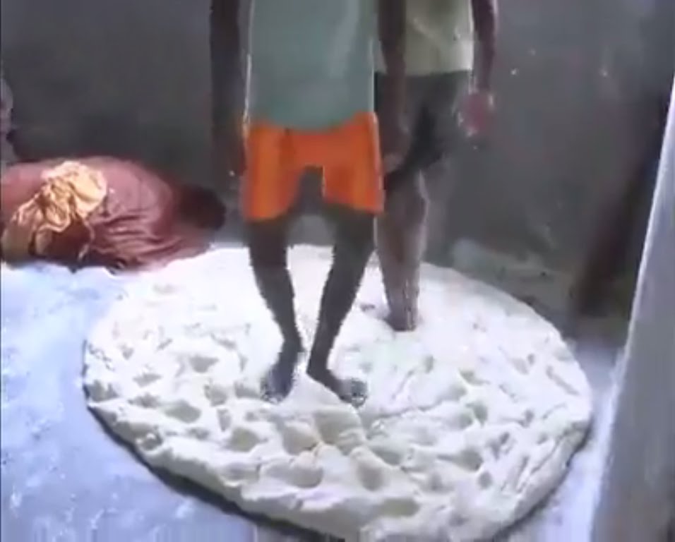 Как делают в Индии выпечку и хлебушек ногами