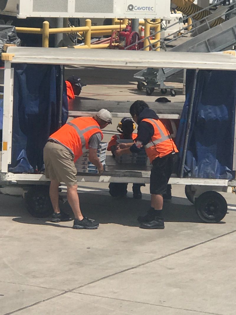 Авиакомпания от души накормила застрявших в аэропорту пассажиров пиццей