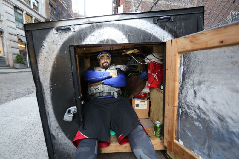 Бездомный замаскировал дом-коробку под мусорный контейнер
