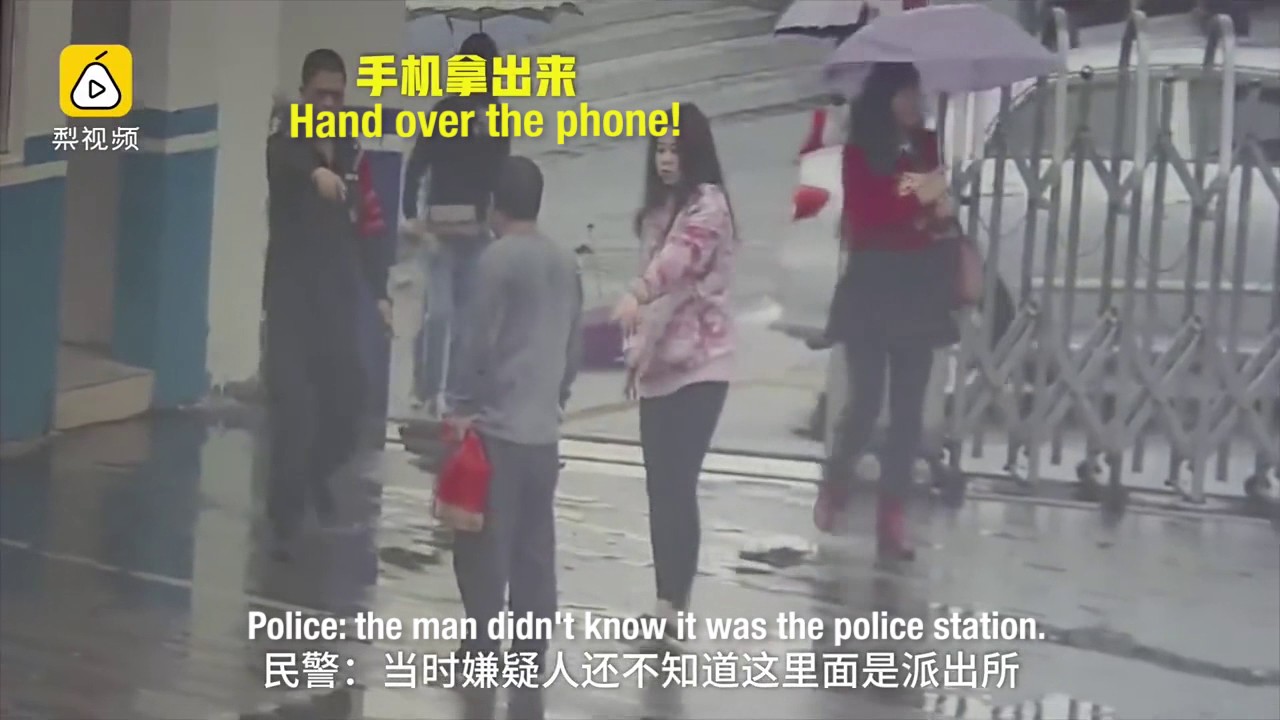В Китае горе-грабитель украл телефон у дамочки и прибежал прямо в полицейский участок