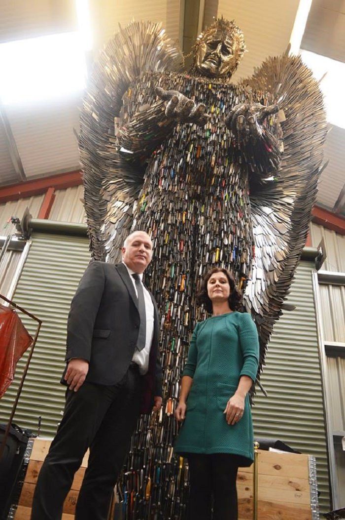Скульптура ангела из сотни тысяч конфискованных ножей