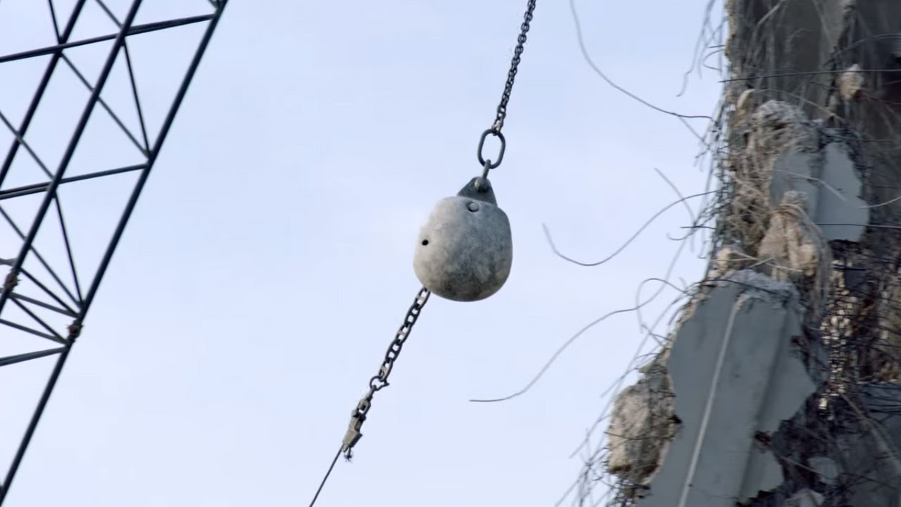Металлический шар-баба крушит здания, снос строений