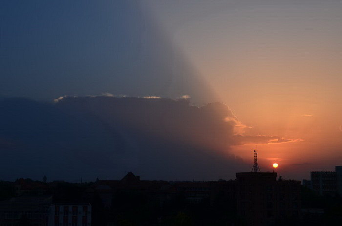 Девушка в течение 3 лет фотографировала закаты с крыши института