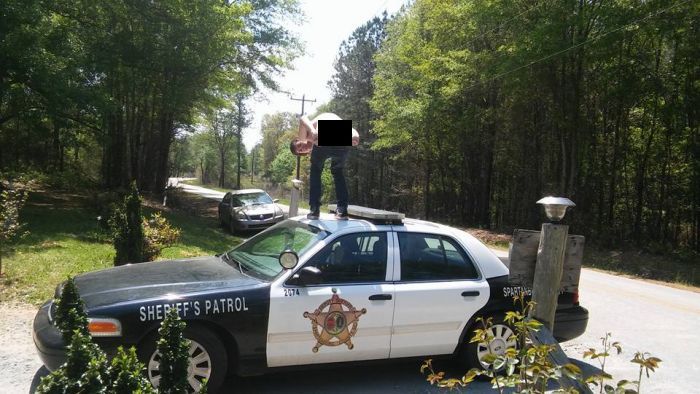 Хулиганство на крыше автомобиля шерифа
