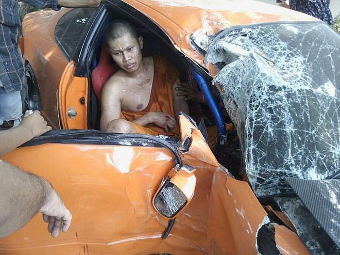 Буддийский монах врезался в дерево на спорткаре друга
