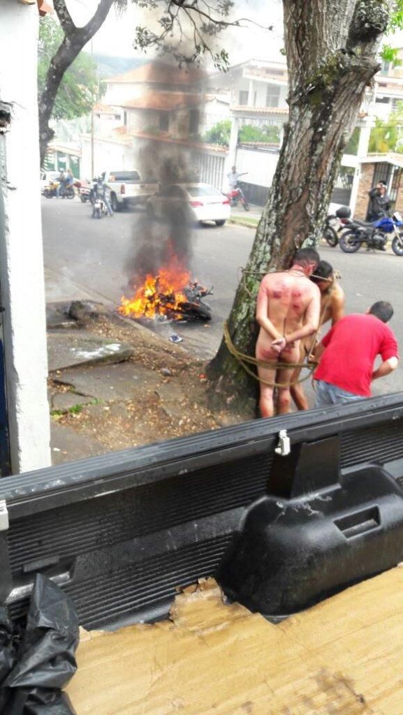 Толпа разъяренных венесуэльцев устроила расправу над спецназом