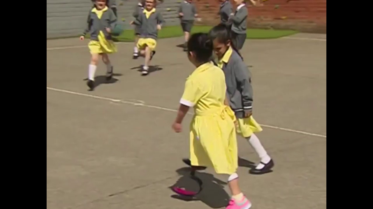 Реакция британских школьниц на новый протез одноклассницы
