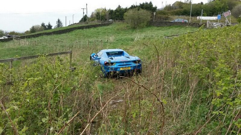 Возле британской деревушки нашли брошенный Ferrari, пострадавший в аварии