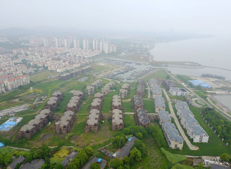 Китай, Старик и его собака - единственные жители района с 70 элитными виллами